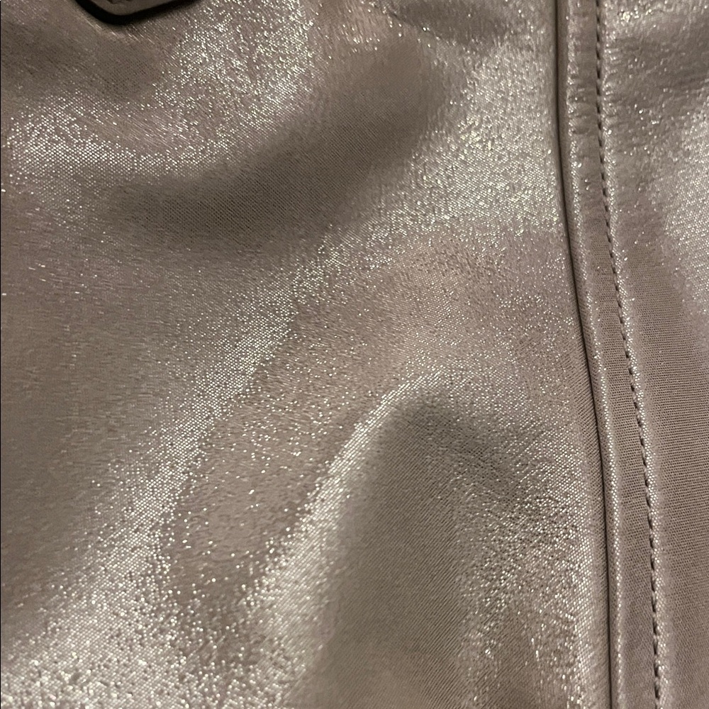 Shimmer yourself ready for upcoming games & holidays. Versatile, spacious, lux - Picture 7 of 7